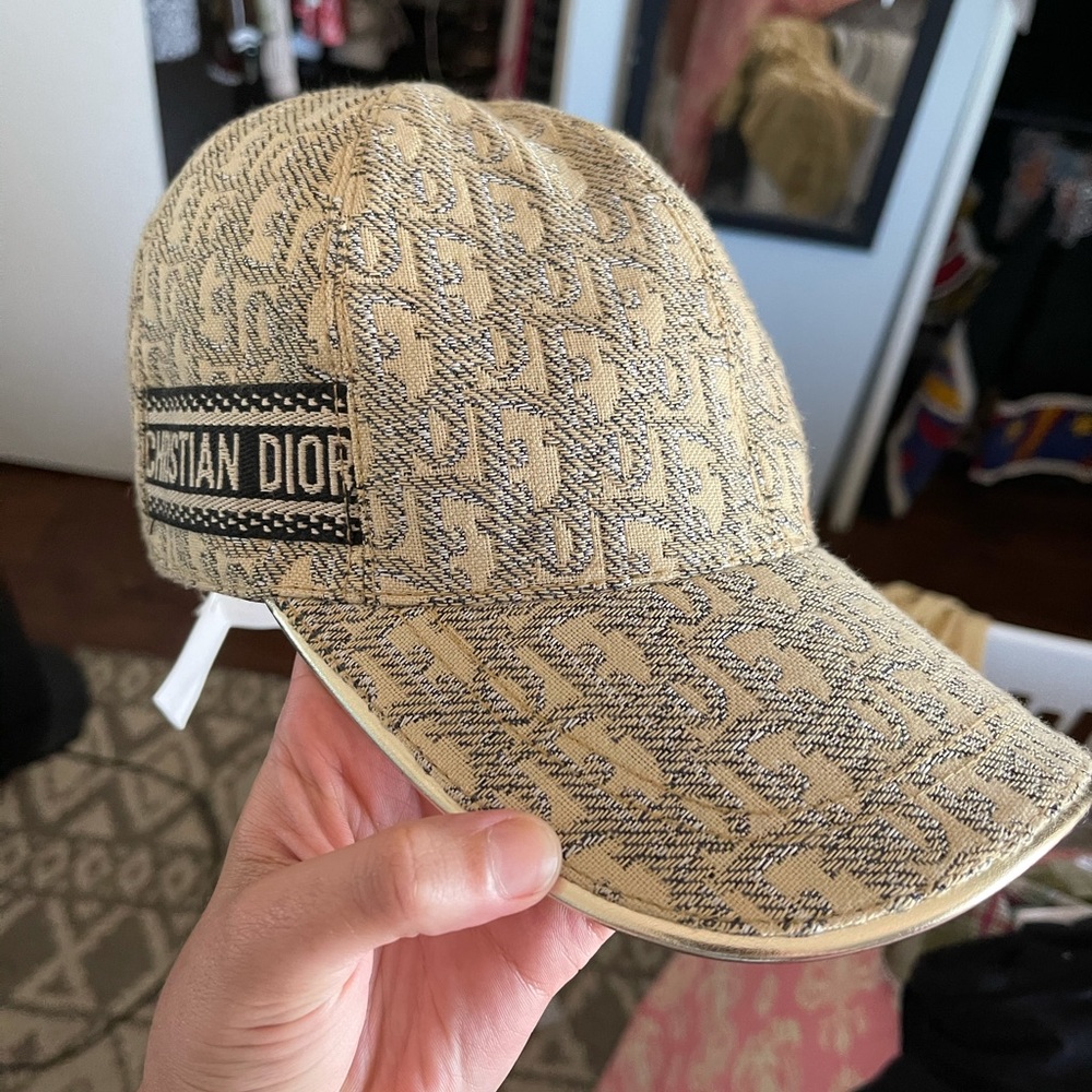 Selling a dior hat for 600, Never been worn!
